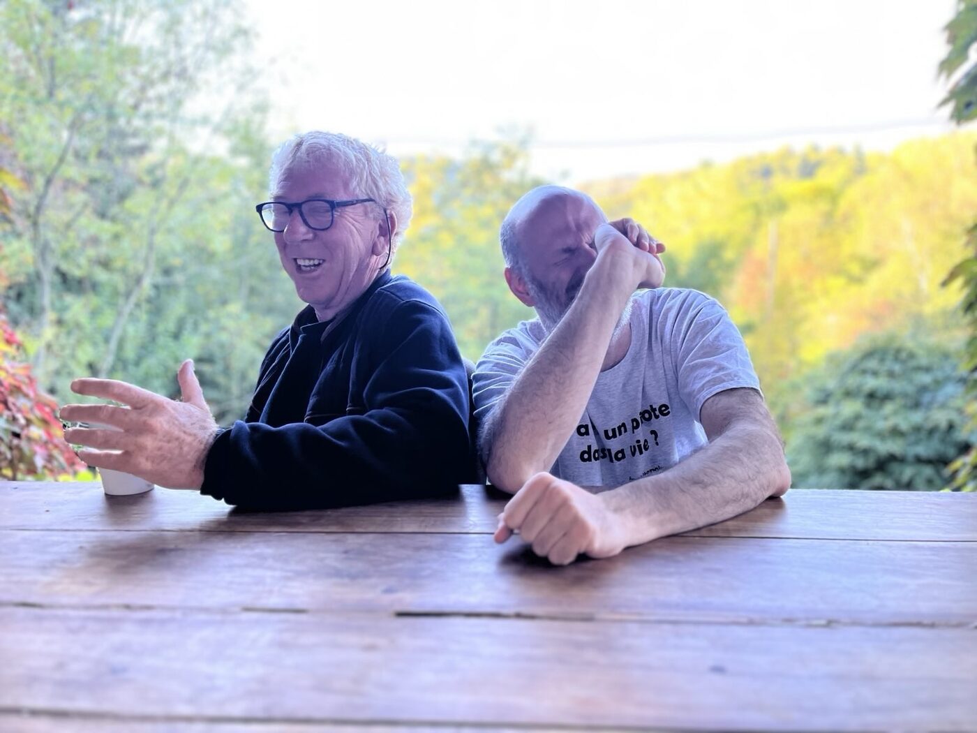 Pompon et Robi sur la terrasse de la Messicole